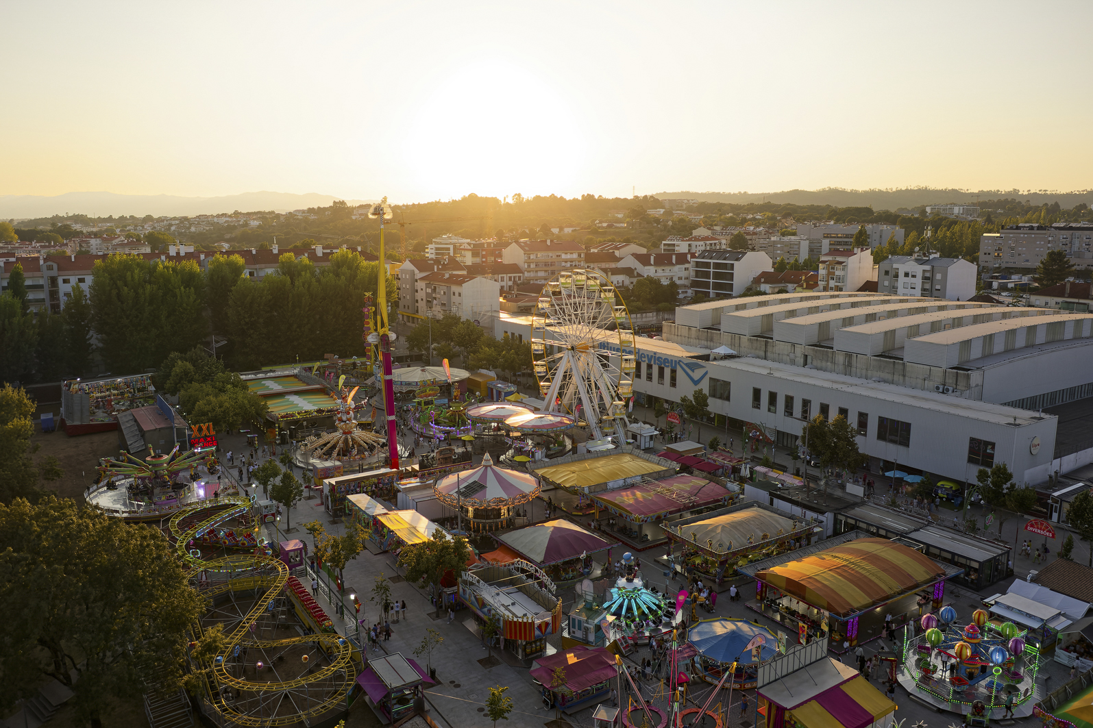 Vista aérea da Feira de São Mateus em Viseu ao entardecer
